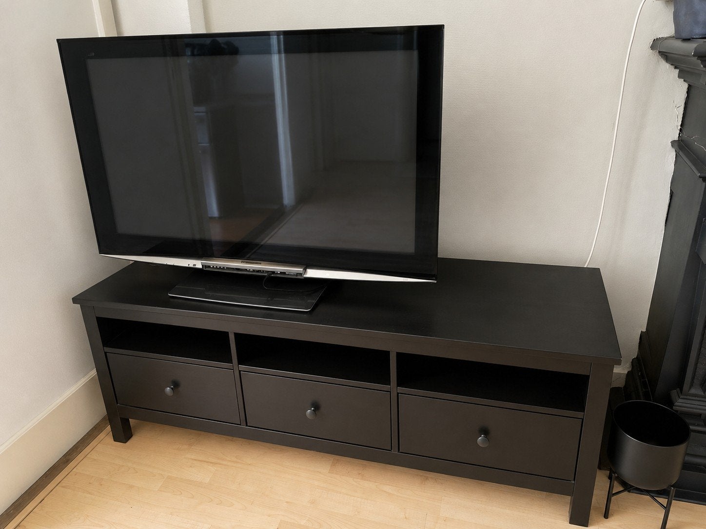 IKEA black TV cabinet + free Panasonic TV (defect), Ophalen, 25 tot 50 cm, 100 tot 150 cm