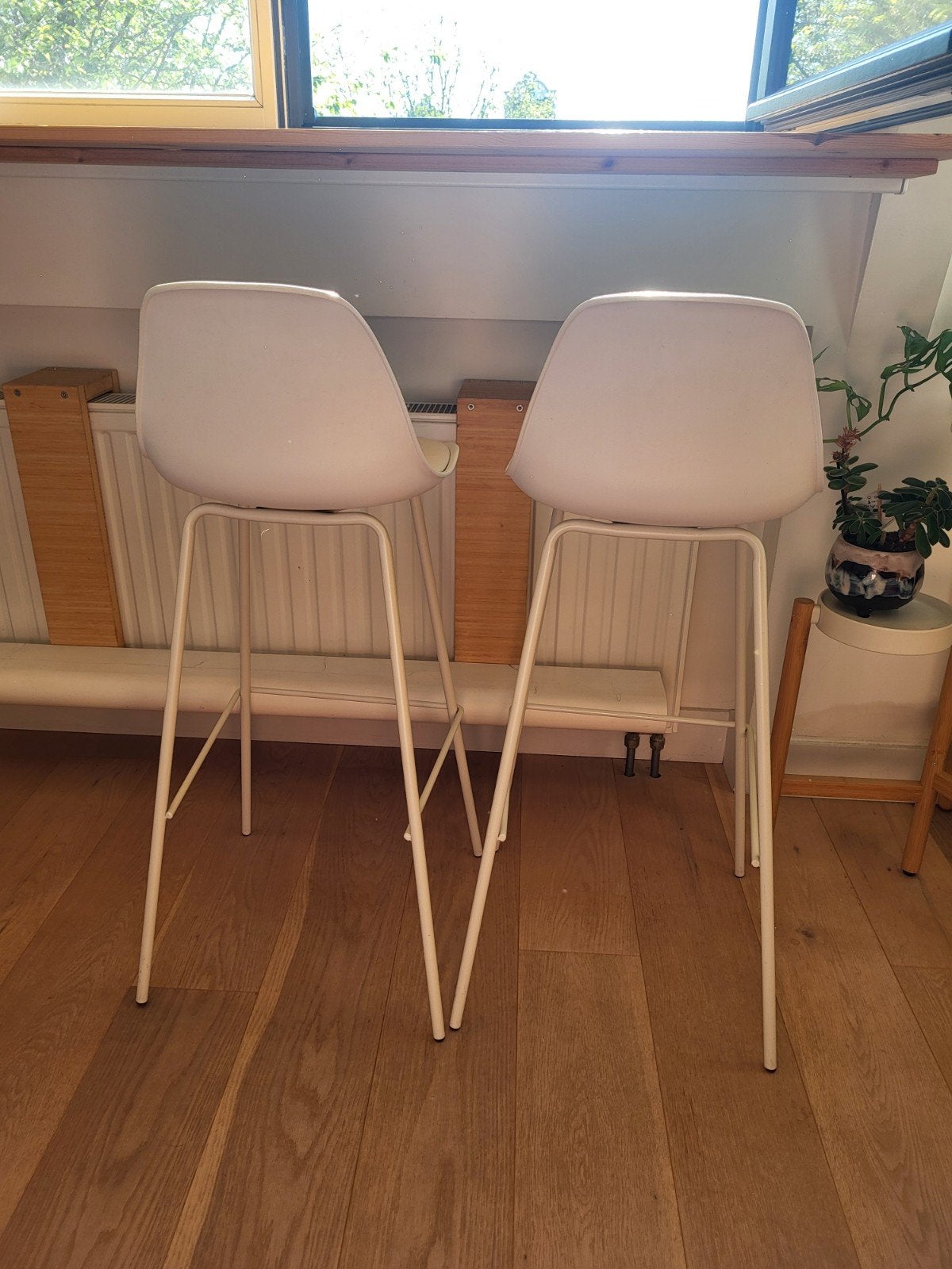 Witte barkrukken Ikea met comfortabele zitting (2 stuks), Ophalen, Gebruikt, Met voetsteun, 90 cm of meer