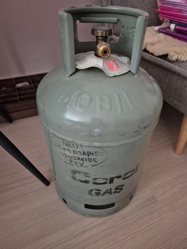 Griekse gasfles met moeilijk te verkrijgen adapter, Ophalen, Gebruikt