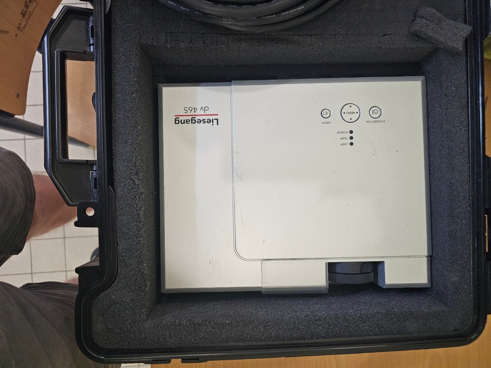 Beamer met scherm en koffer - Liesegang dv 465, Ophalen, Gebruikt, DLP, Liesegang