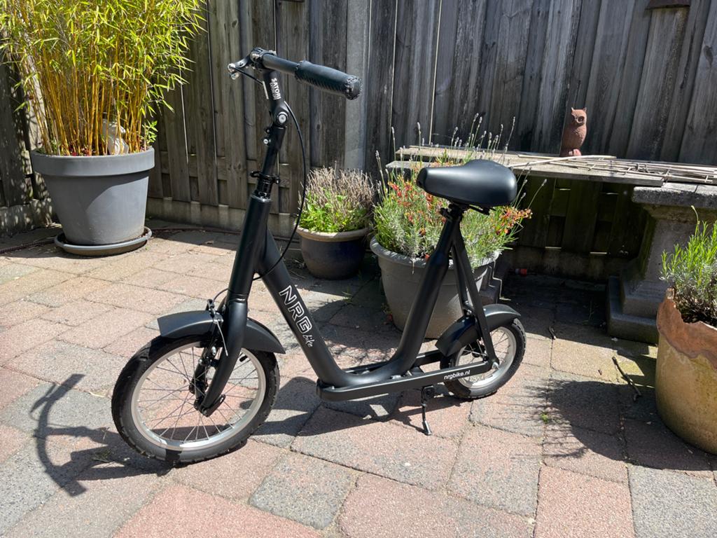 Compacte NRGbike loopfiets Ideaal voor woon-werkverkeer, Fietsen en Brommers, Gebruikt, Velgrem, Minder dan 49 cm, Ophalen