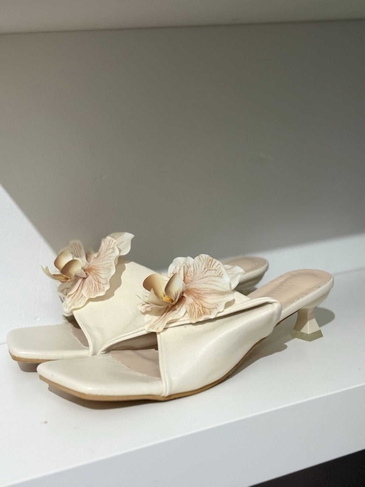 Shein muiltjes met bloem - Maat 39, Ophalen of Verzenden, Zo goed als nieuw, Beige, Sandalen of Muiltjes