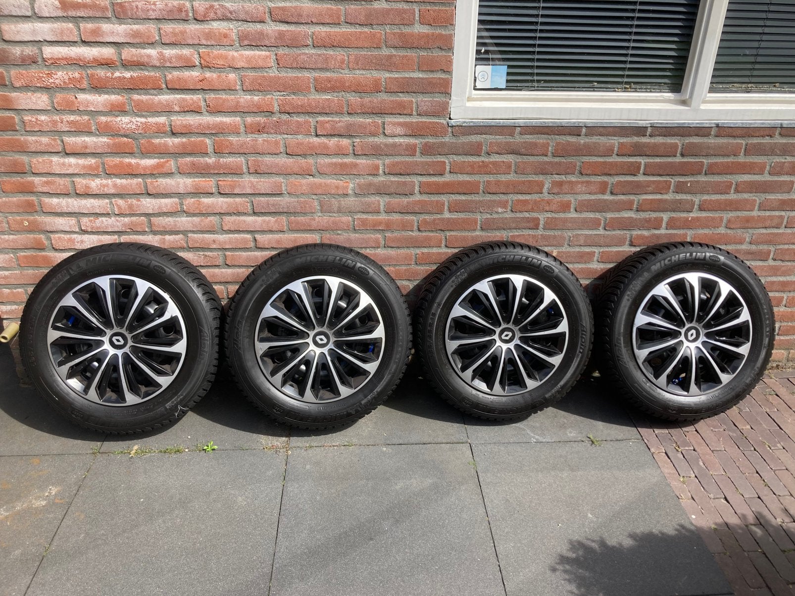 Originele winterset Michelin banden + wieldoppen 15” Clio 4, Ophalen, 15 inch, Banden en Velgen, 185 mm