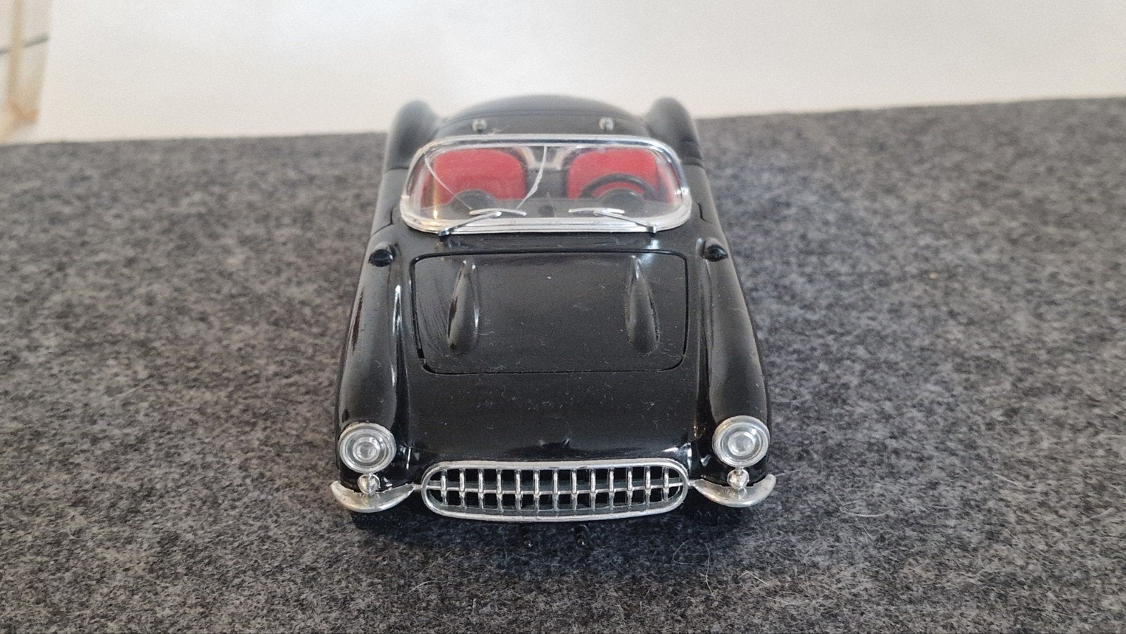 Bburago Chevrolet Corvette 1957 Zwart/Rood 1/24, Ophalen of Verzenden, Zo goed als nieuw, Auto, Bburago