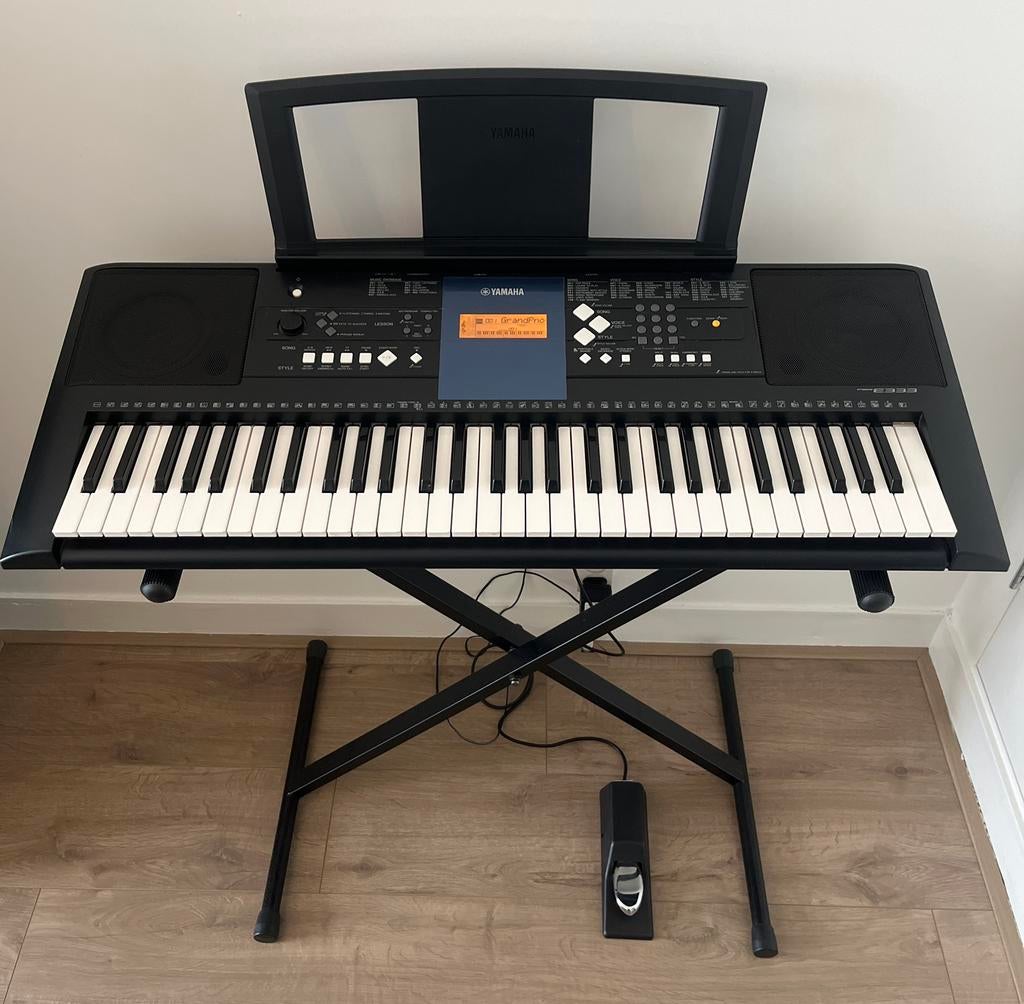 Yamaha PSR-E333 keyboard + standaard + pedaal (complete set), Muziek en Instrumenten, Keyboards, Ophalen, 61 toetsen, Yamaha, Met standaard