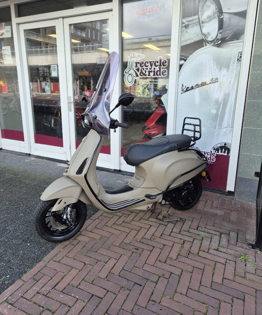 Vespa Sprint 45 km/u - Mat Zandkleur - 2018, Ophalen, Info@recycle-ride.nl, Gebruikt, Maximaal 45 km/u