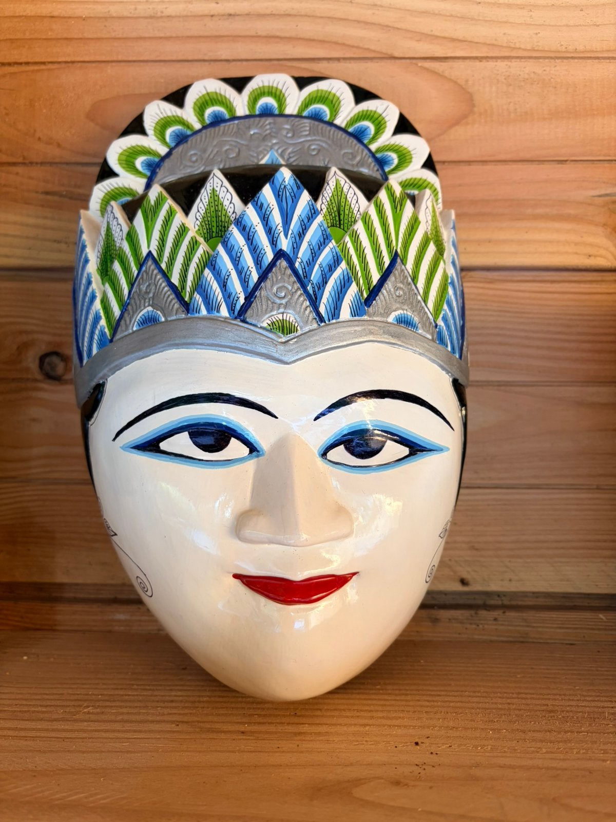 Kleurrijk houten masker uit Java, Antiek en Kunst, Houtsnijwerk, Ophalen of Verzenden, 20 - 50 cm, Hout