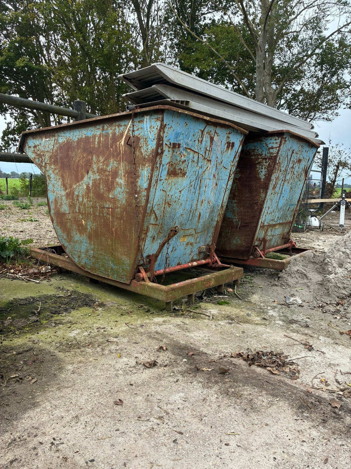 Twee robuuste afvalcontainers,, Ophalen