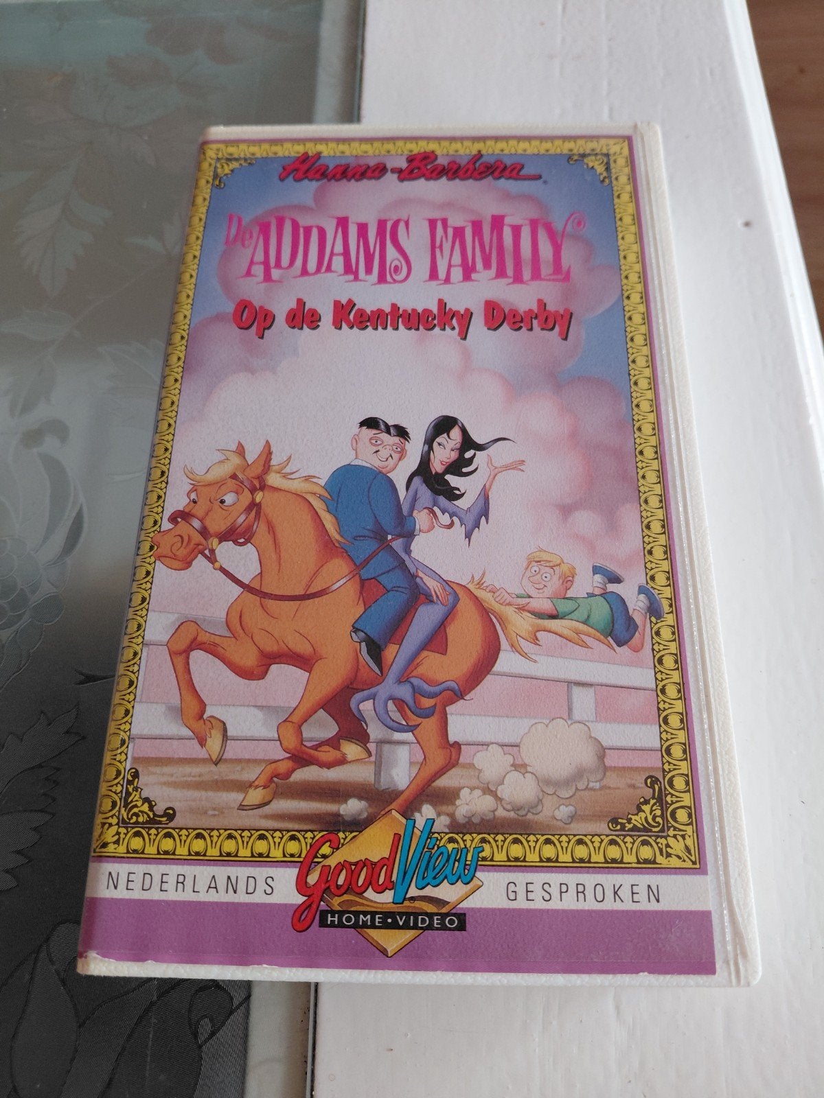 Hanna Barbera The Adams Family vhs op de kentucky derby., Cd's en Dvd's, VHS | Kinderen en Jeugd, Gebruikt, Tekenfilm, Alle leeftijden