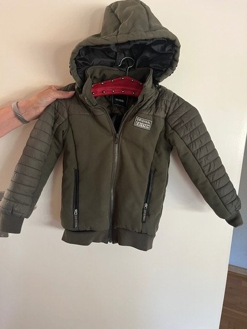 winter jas leger groen maat 122/128, Kinderen en Baby's, Kinderkleding | Maat 122, Ophalen of Verzenden, Zo goed als nieuw, Jongen