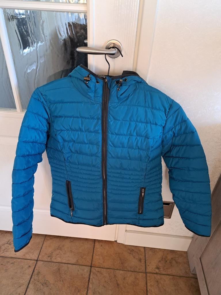Mooie blauwe gewatteerde damesjas met capuchon, Kleding | Dames, Ophalen of Verzenden, Zo goed als nieuw, Maat 42/44 (L), Blauw