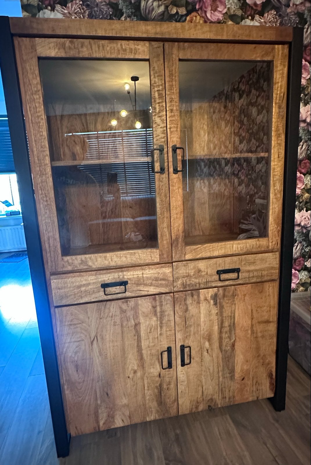 Industriële vitrinekast Britt van mangohout en staal, Huis en Inrichting, Kasten | Boekenkasten, 100 tot 150 cm, Nieuw, Ophalen of Verzenden