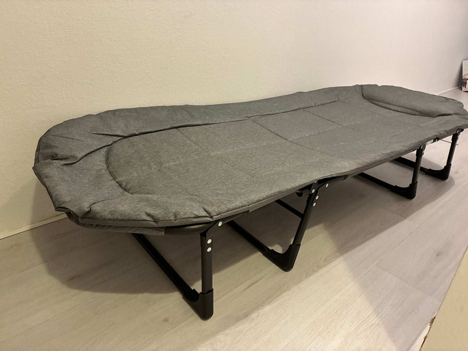 Opvouwbaar campingbed/logeerbed met matras - Grijs, Ophalen, Zo goed als nieuw