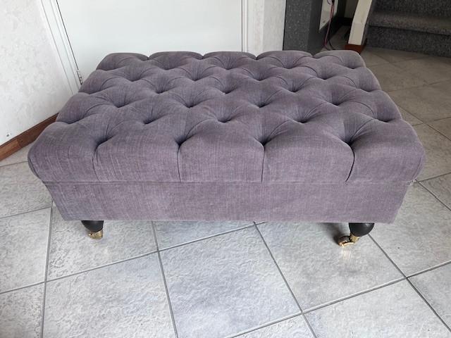 ***Prachtige Hocker - gecapitonneerd - lila/grijs***, Ophalen, Gebruikt, Gecapitonneerd, 75 tot 100 cm