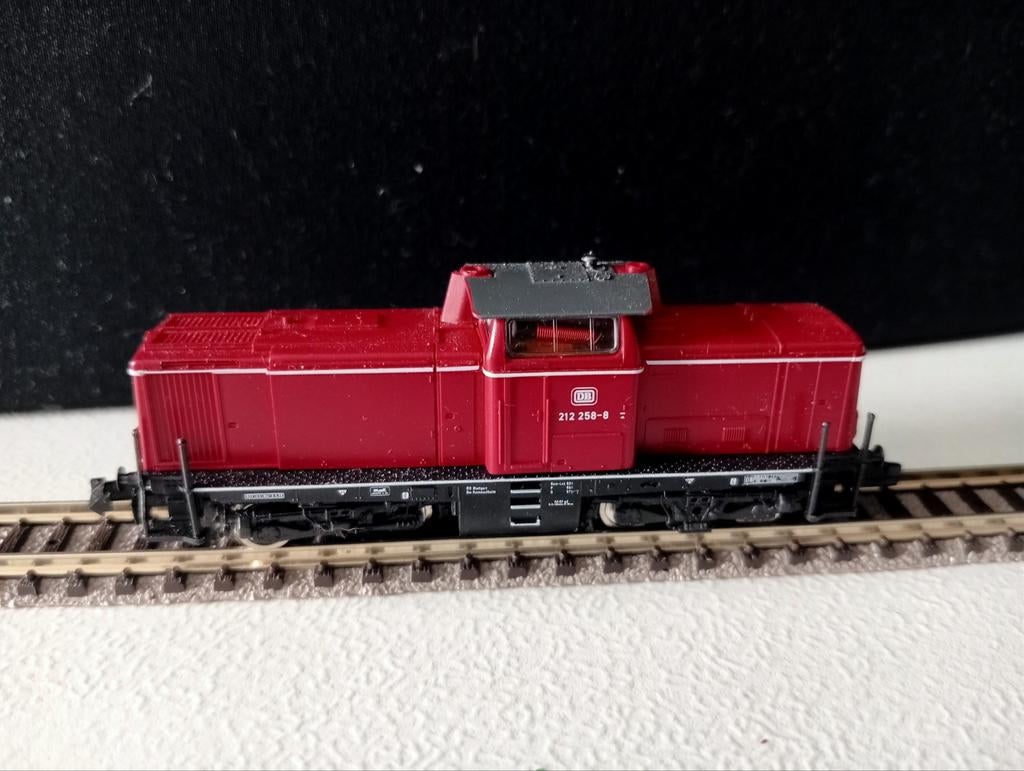 Mini Rode locomotief DB 212 258-8, Hobby en Vrije tijd, Fleischmann, Ophalen of Verzenden, Zo goed als nieuw, Gelijkstroom