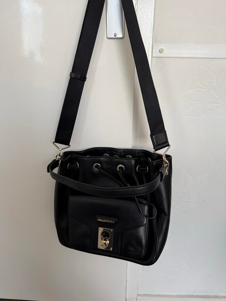 Karl Lagerfeld Zwarte Bucket Bag - Zo goed als nieuw, Sieraden, Tassen en Uiterlijk, Tassen | Damestassen, Ophalen of Verzenden