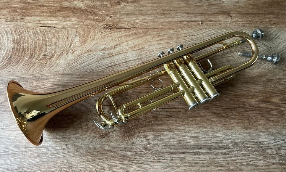 Trompet met koffer en standaard, Muziek en Instrumenten, Blaasinstrumenten | Trompetten, Ophalen, Zo goed als nieuw, Bes-trompet