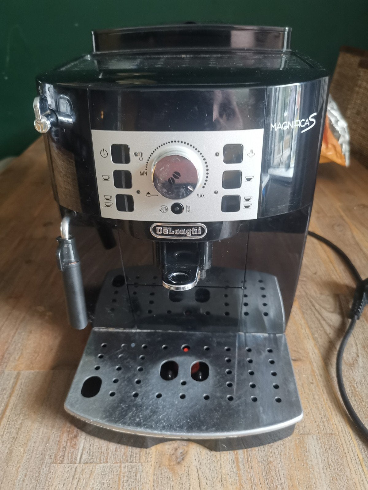 Te koop DëLonghi bonen machine, Gebruikt, Koffiemachine, 4 tot 10 kopjes, Afneembaar waterreservoir