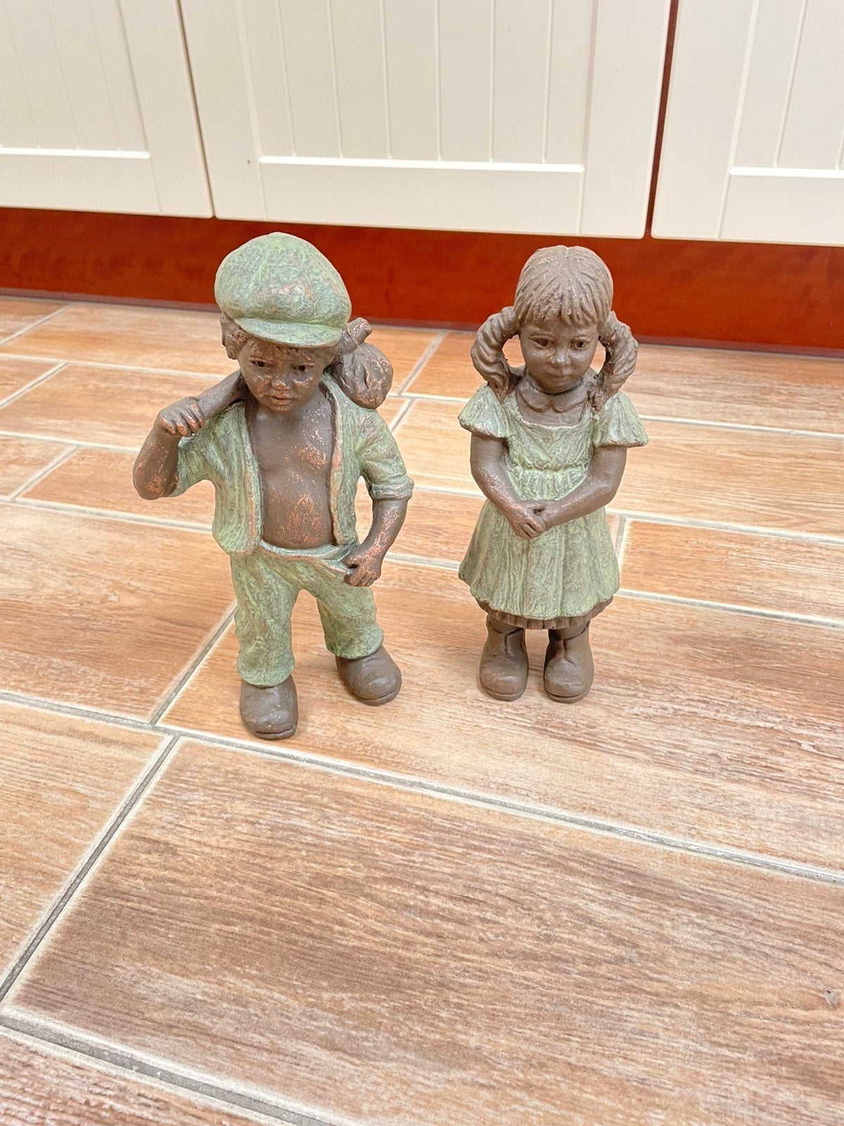 Geert Kunen beelden jongen en meisje – ca. 25 cm, Ophalen, Groep mensen, Handgemaakt, 20 - 50 cm