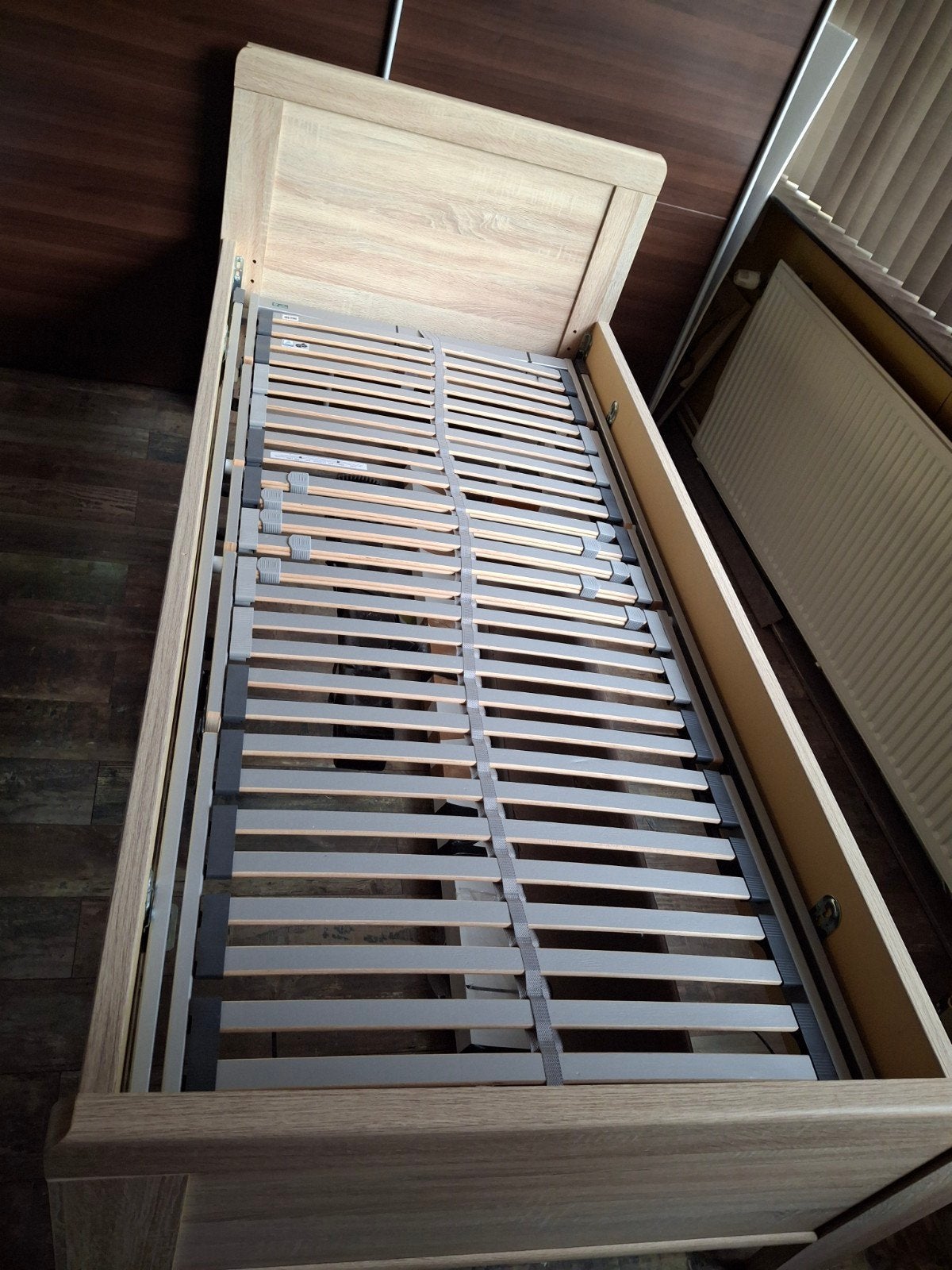 een persoonsbed 90 x 200 met motor en afstandbediening, Huis en Inrichting, Ophalen, 90 cm, Eenpersoons, Bruin