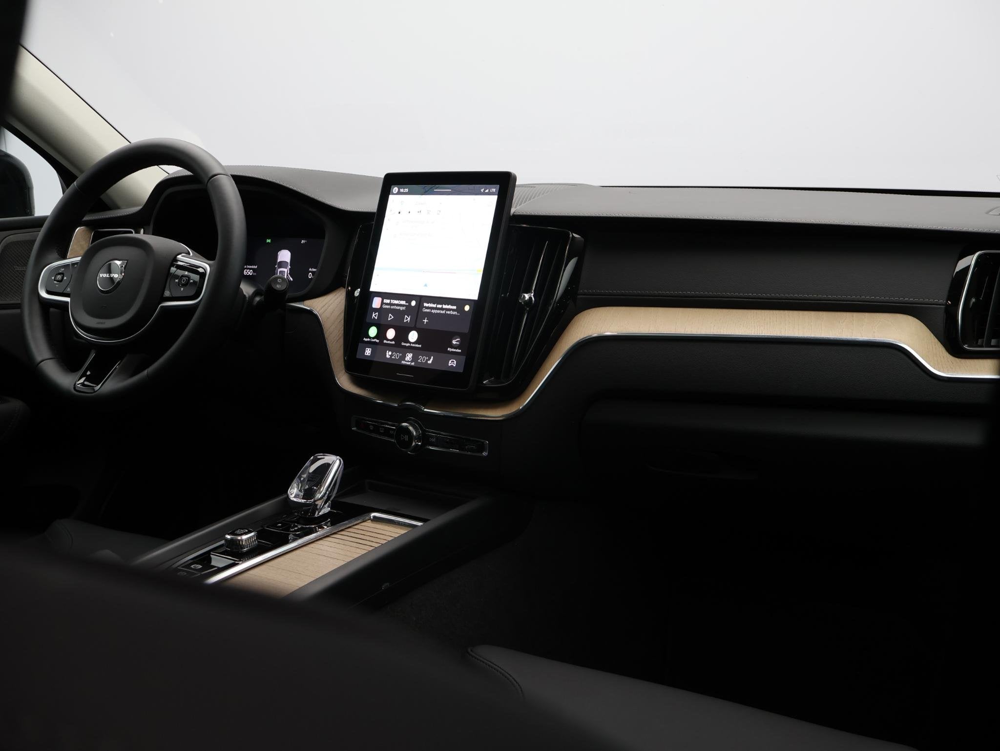 Volvo XC60 T6 AWD Plug-in hybrid Ultra Dark / Trekhaak / Hea, Gebruikt, 4 cilinders, 180 min, XC60