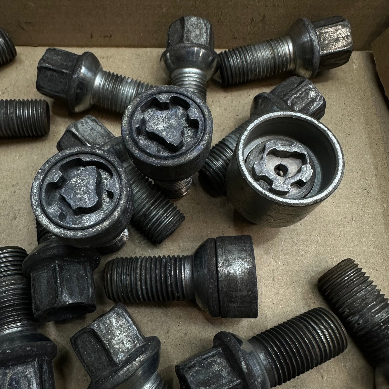 Originele vw bouten + sloutbouten, Auto diversen, Wieldoppen, Ophalen of Verzenden, Gebruikt