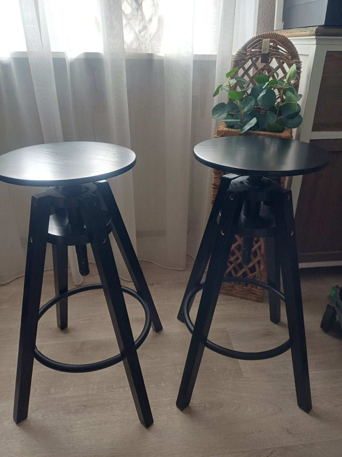 2 zwarte barkrukken - in hoogte verstelbaar, Ophalen, In hoogte verstelbaar, Zo goed als nieuw, 90 cm of meer
