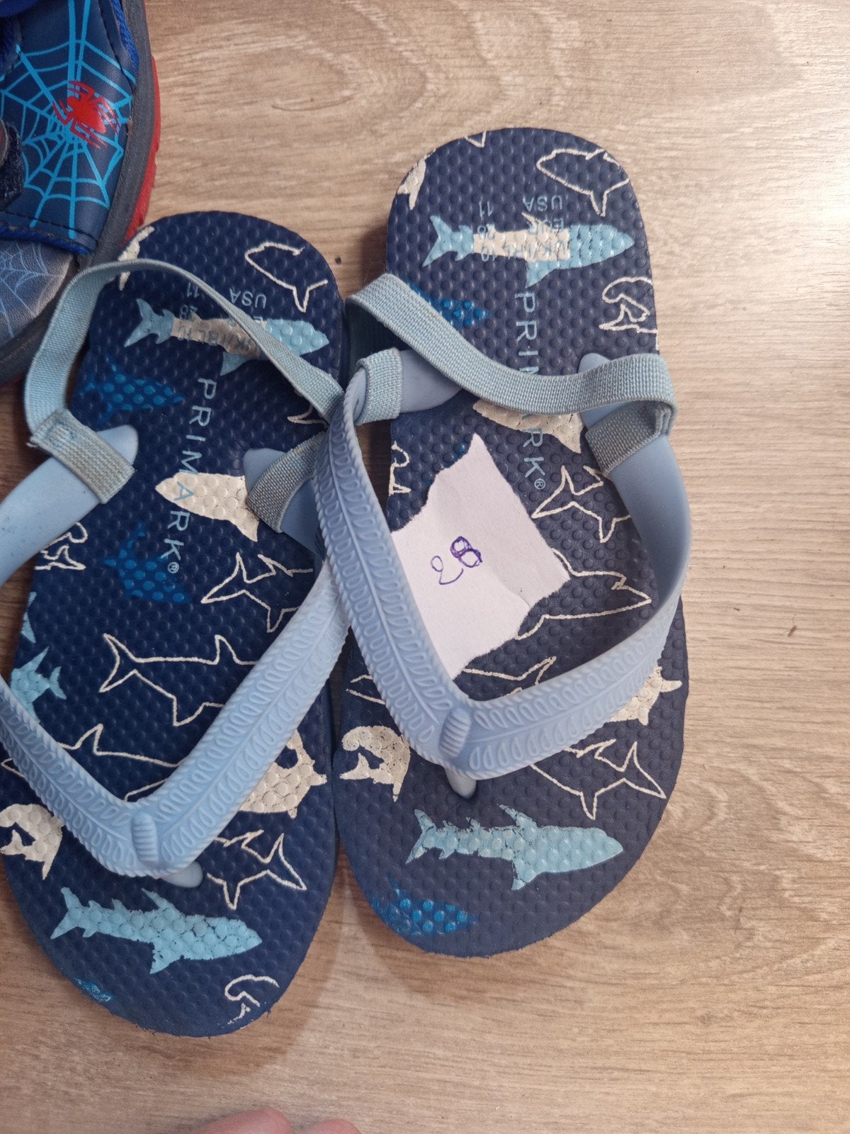 Primark teenslippers met haaienprint, maat 28, Gebruikt, Overige typen, Ophalen of Verzenden, Primark
