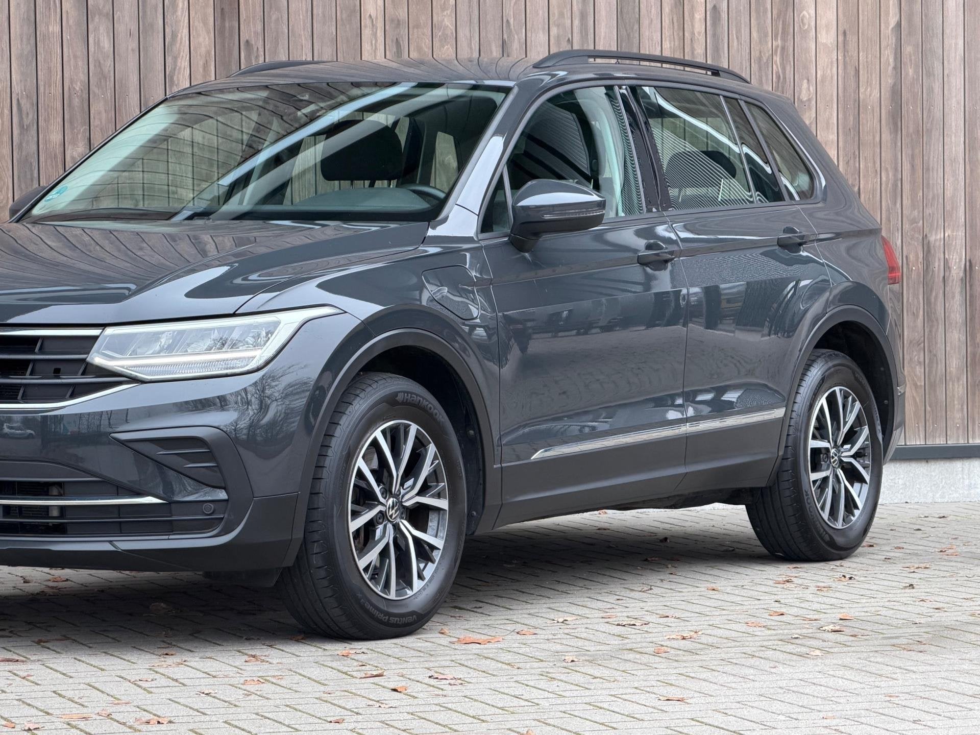 Volkswagen Tiguan 1.4 TSI eHybrid Life / Trekhaak / DH /, Dealer onderhouden, Stof, Hybride Elektrisch/Benzine, 1711 kg