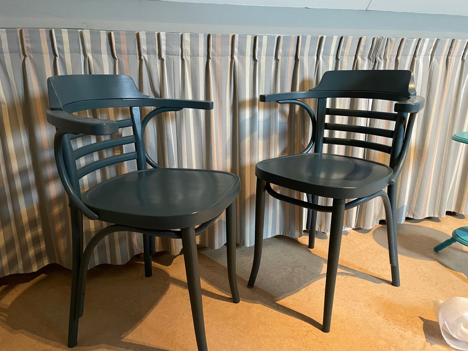 Twee grijsblauw gelakte thonet bistrostoelen, Huis en Inrichting, Ophalen, Gebruikt, Twee, Blauw