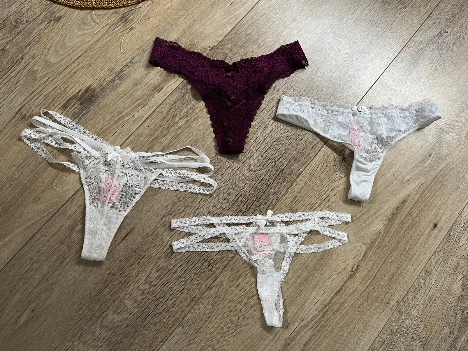 4 prachtige Hunkemöller strings maat S, Kleding | Dames, Ophalen of Verzenden, Wit, Slip