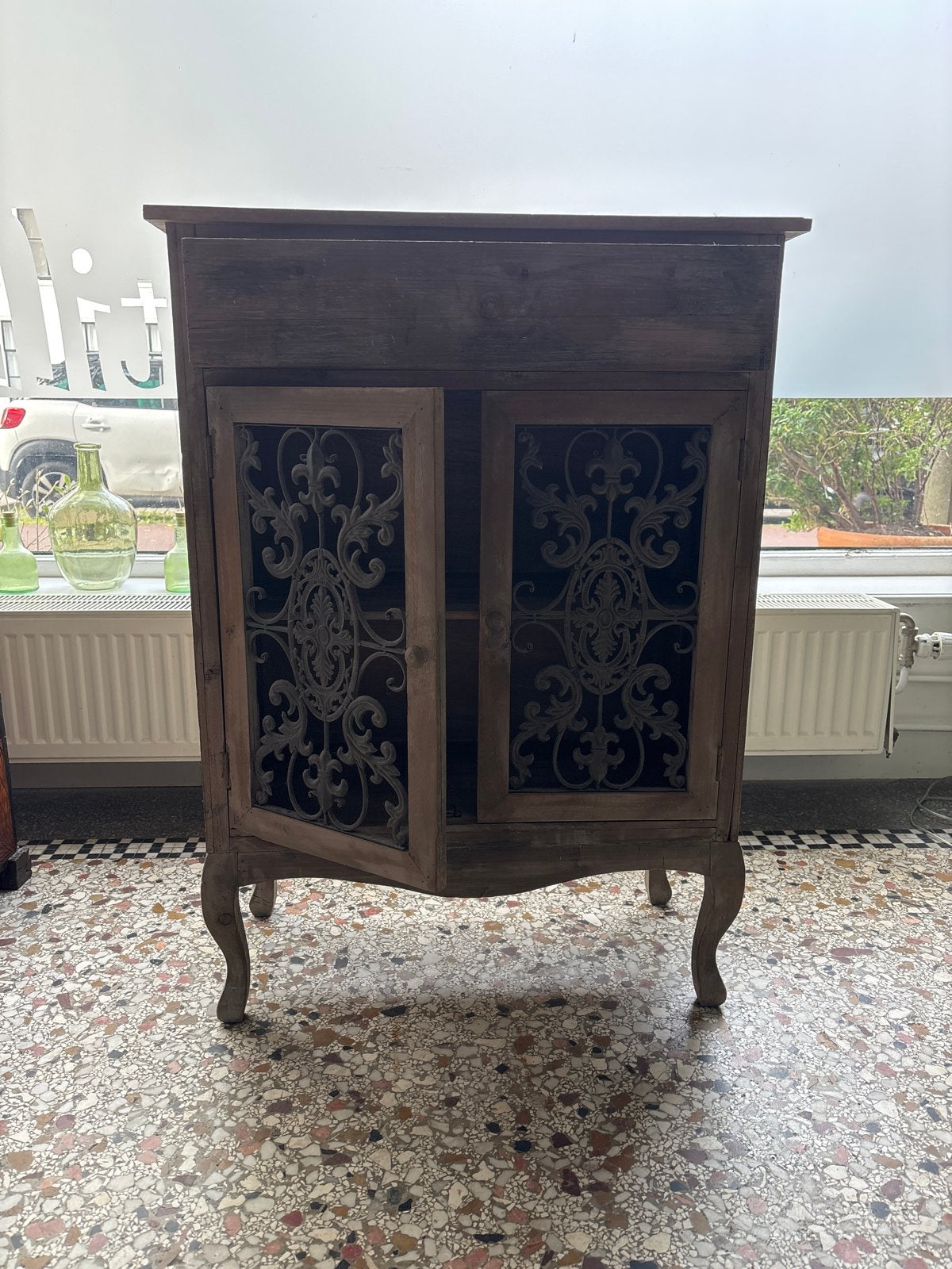 houten kastje met bewerkte deurtjes  100/73/33 cm, Ophalen