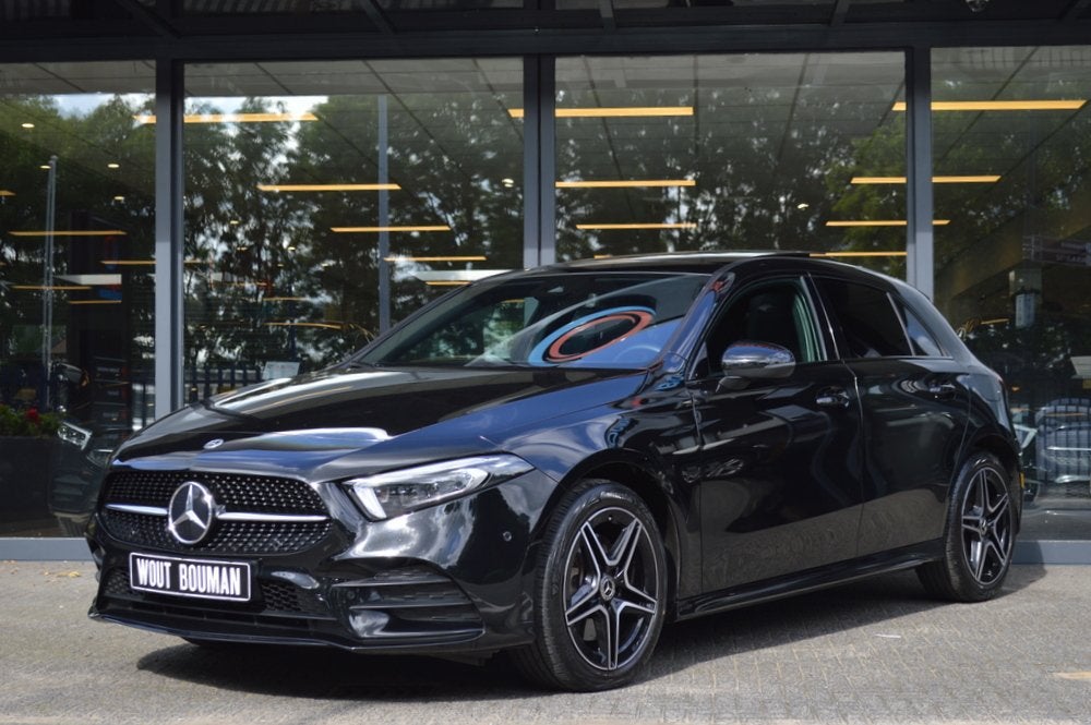 Mercedes-Benz A-Klasse 250 e AMG Multibeam Panorama Widescre, Auto's, Parkeerassistent, Gebruikt, 4 cilinders, Zwart