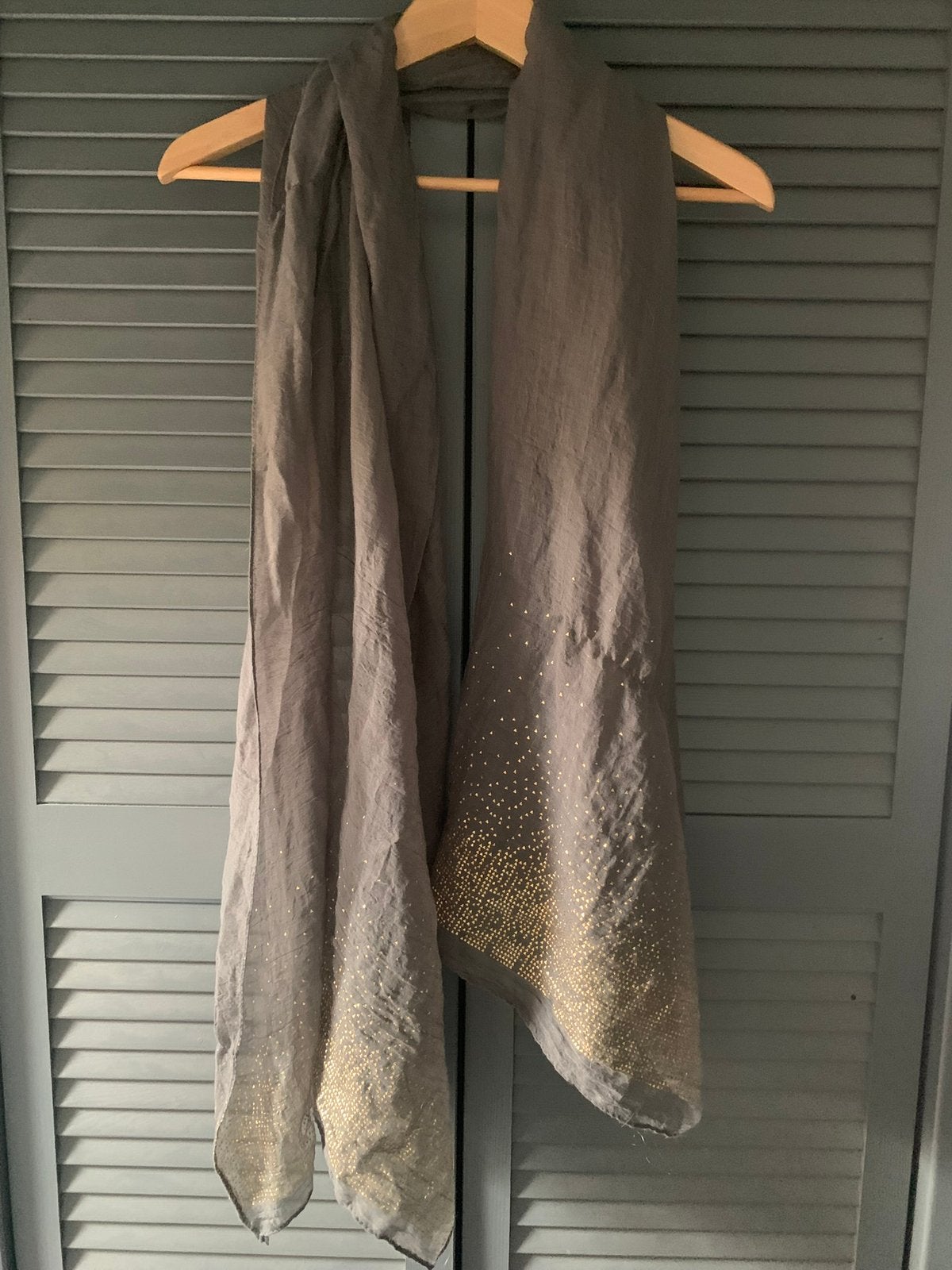 Grijze sjaal met goud, Kleding | Dames, Mutsen, Sjaals en Handschoenen, Ophalen of Verzenden, Gedragen, Sjaal