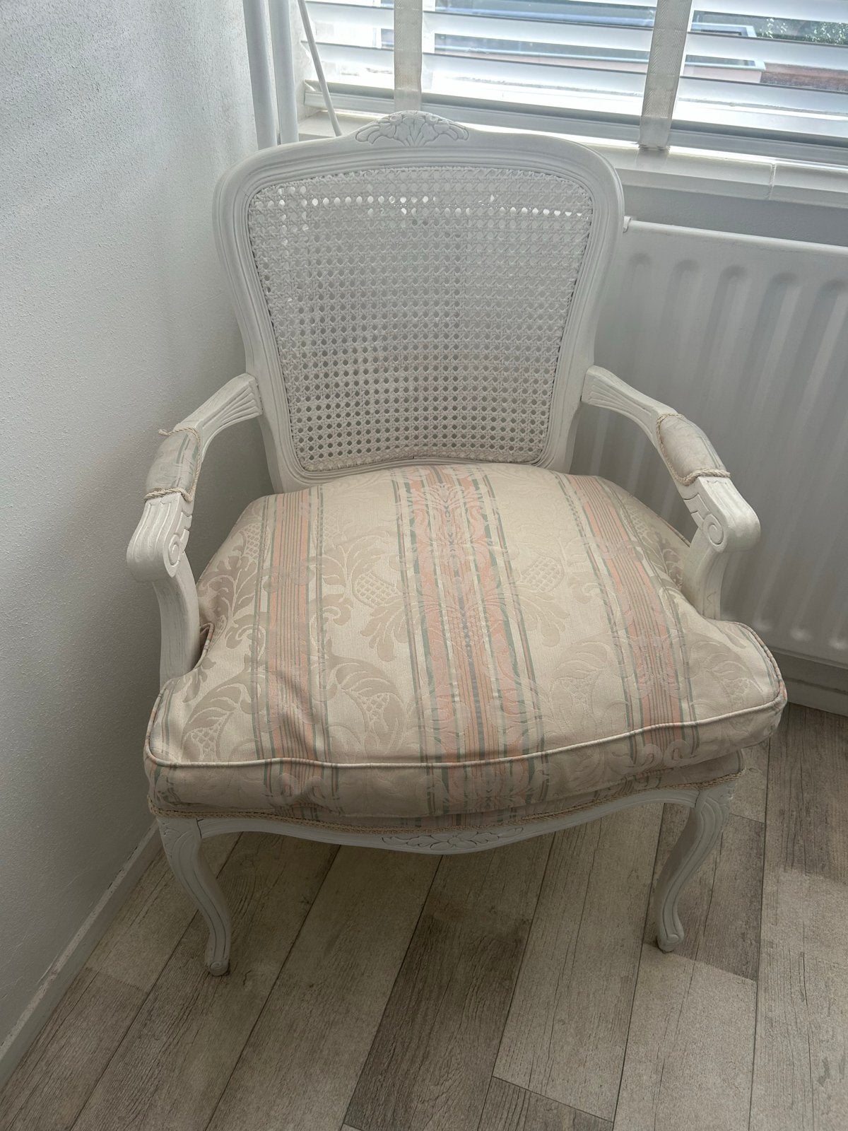 Brocante stoel met rotan rugleuning en kussen, Ophalen of Verzenden