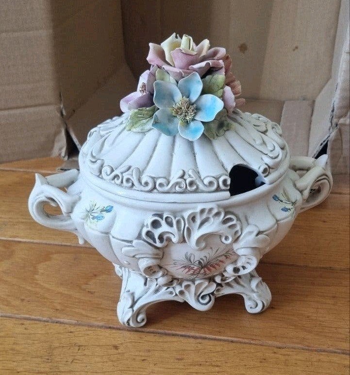 Decoratieve juskom / soepterrine met bloemdecoratie, Ophalen of Verzenden