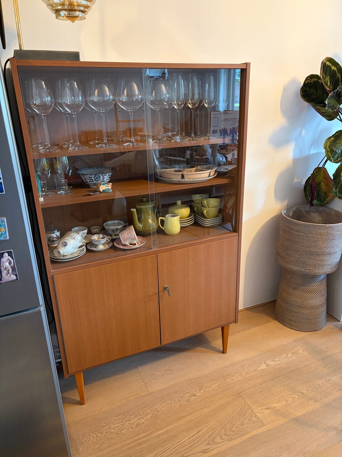 Vintage Vitrinekast met Schot Zwiesel Kristallen Glazen, Ophalen