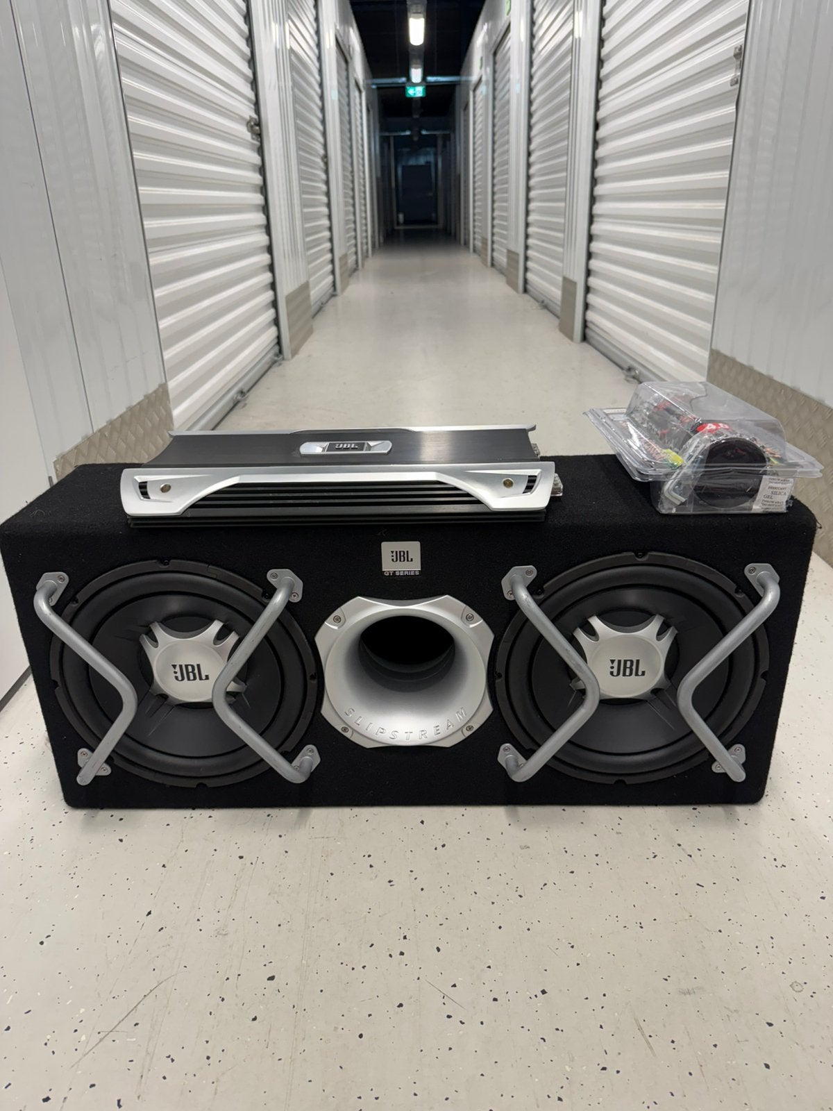 JBL GT5-2402BR ,JBL GTO 1004 Versterker, 4.0 Farad Capacitor, Ophalen, Zo goed als nieuw