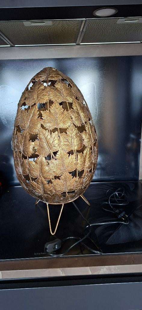 Metalen eivormige tafellamp met bladmotief goudkleurig, Ophalen of Verzenden, Zo goed als nieuw, Metaal, 50 tot 75 cm