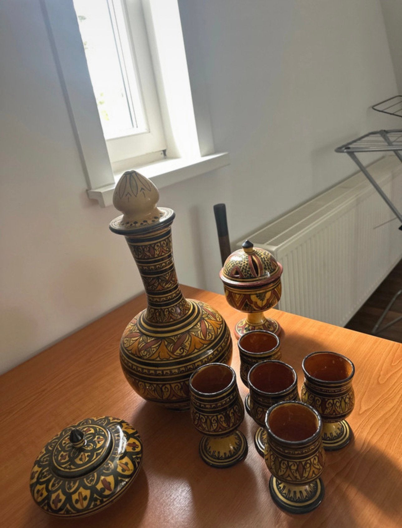 Marokkaanse aardewerk set: karaf, bekers en potjes, Antiek en Kunst, Ophalen of Verzenden