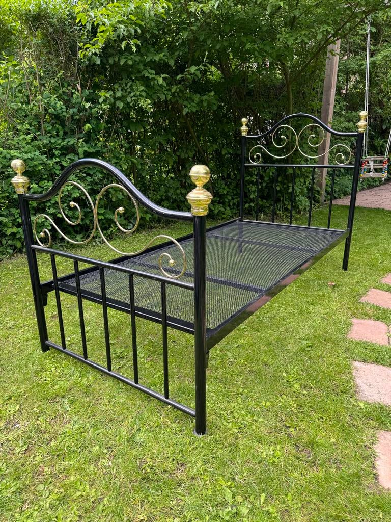 Vintage metalen bed met gouden accenten, Huis en Inrichting, Ophalen, Gebruikt, 90 cm, Eenpersoons