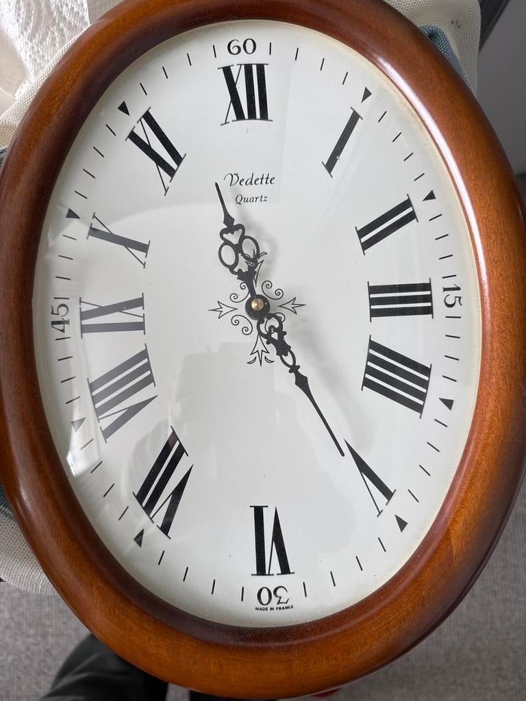 Vedette Quartz Wandklok met Romeinse Cijfers, Antiek en Kunst, Antiek | Klokken, Ophalen of Verzenden