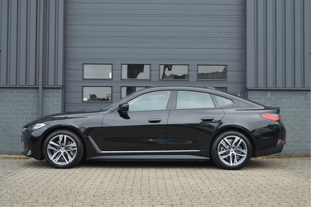 BMW i4 eDrive40 84 kWh | ACC | 360 CAM | HIFI | (bj 2022), Auto's, BMW, Achterwielaandrijving, Gebruikt, Zwart, Met garantie (alle)