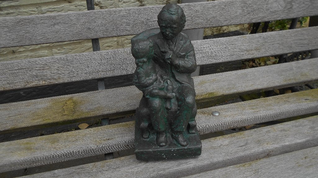 Parastone Den Bosch opa kleindochter beeld steen boetseer, Ophalen of Verzenden, Zo goed als nieuw, Mens