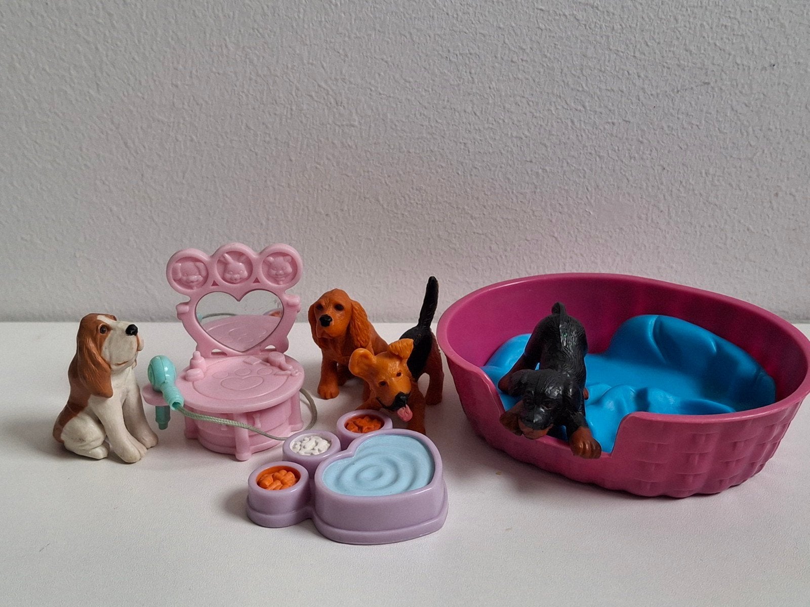 Leuke kleine speelgoed hondjes met mandje en kaptafeltje, Ophalen of Verzenden, Gebruikt, Jongen of Meisje