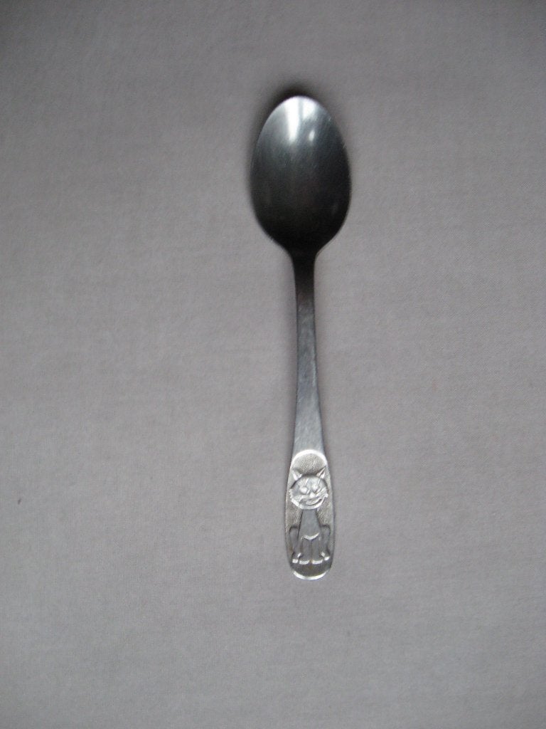 Keltum Stainless - oud kinder pap lepeltje met zittende poes, Huis en Inrichting, Gebruikt, Keltum, Los bestek, Ophalen of Verzenden