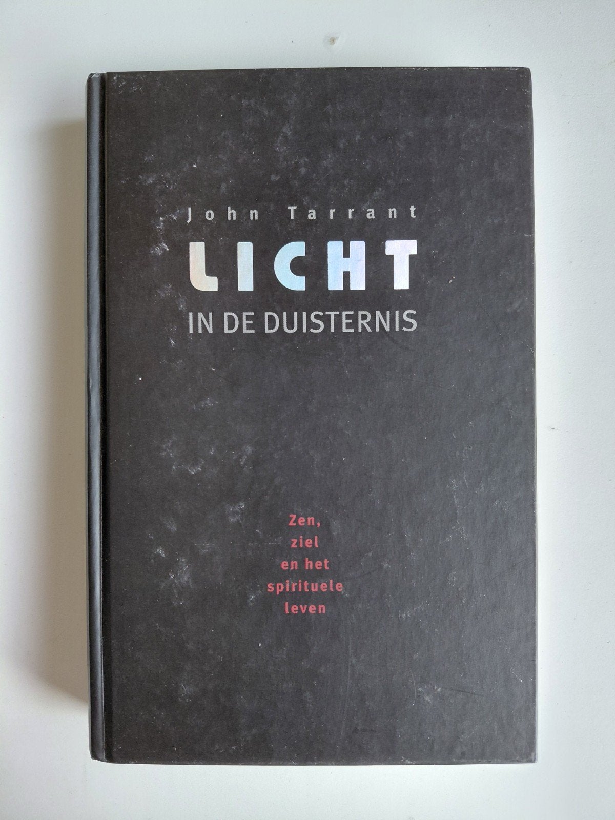 J. Tarrant - Licht in de duisternis, Ophalen of Verzenden, Zo goed als nieuw, J. Tarrant