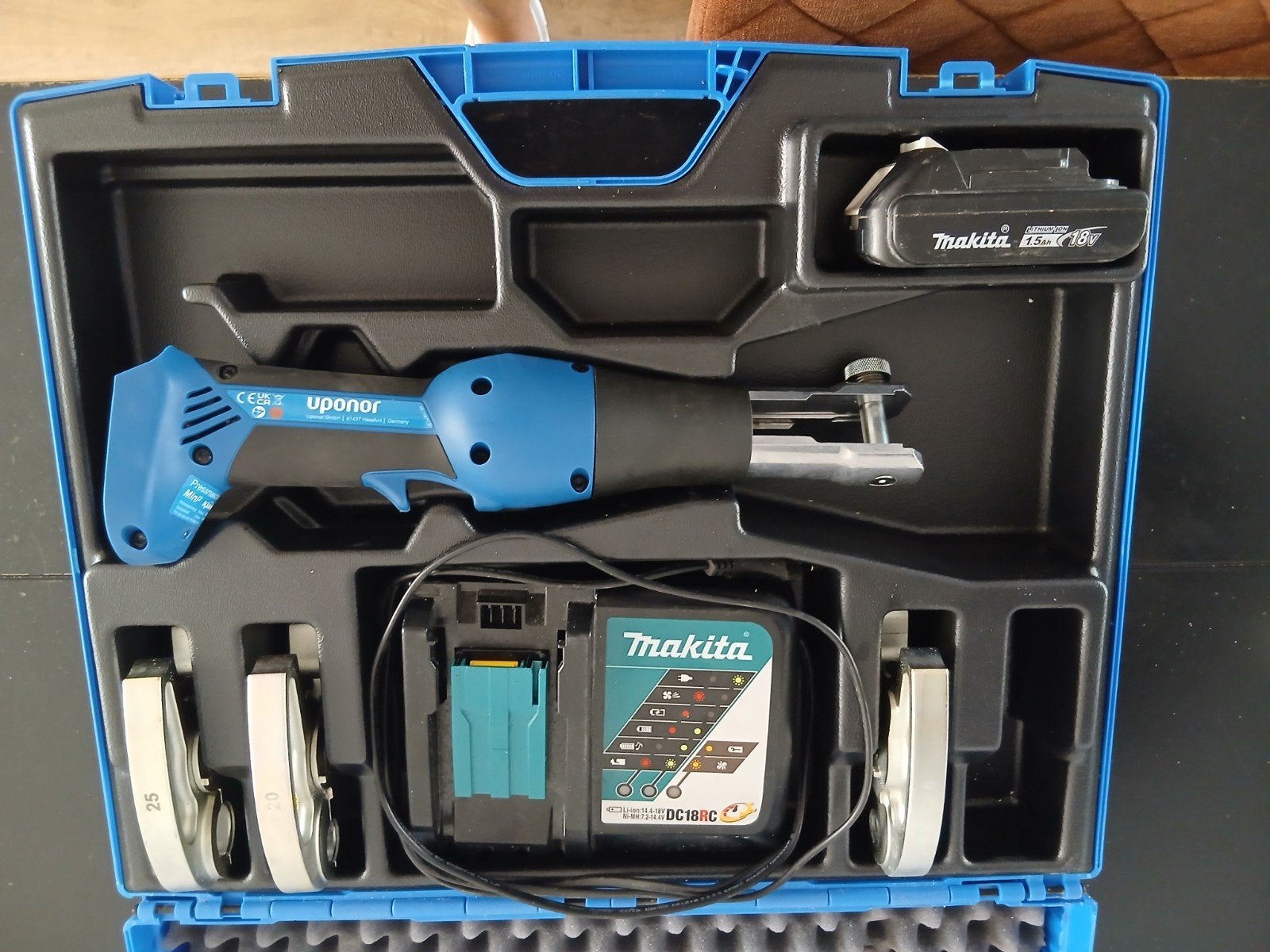uponor tang met persbekkens, accu en acculader, Doe-het-zelf en Verbouw, Gereedschap | Overige machines, Ophalen of Verzenden