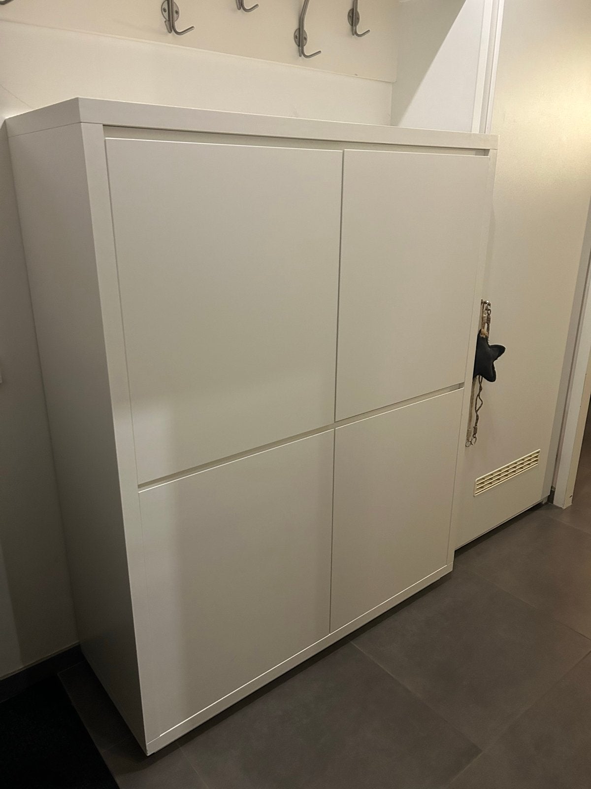 Witte stevige kast met soft close deuren, Ophalen, 100 tot 150 cm, Zo goed als nieuw, 150 tot 200 cm