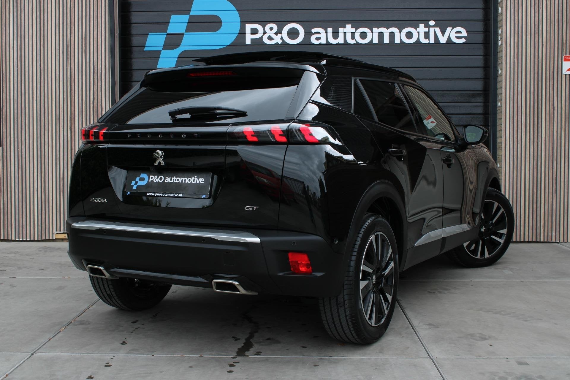 Peugeot 2008 1.2 PureTech GT Pack PANO | STOELVERW | ACC, Gebruikt, Zwart, 1199 cc, Met garantie (alle)